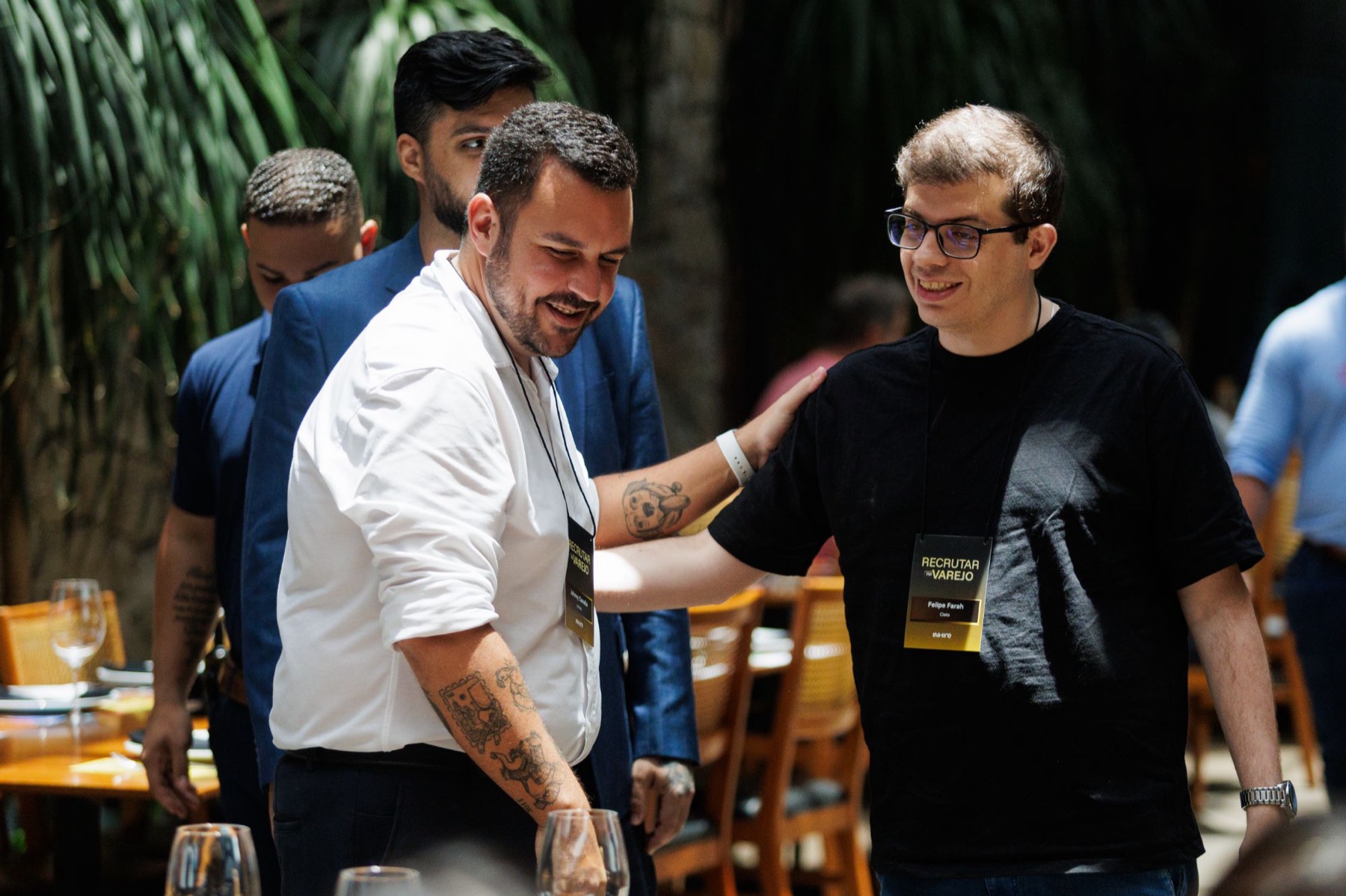 Participantes conversando no evento