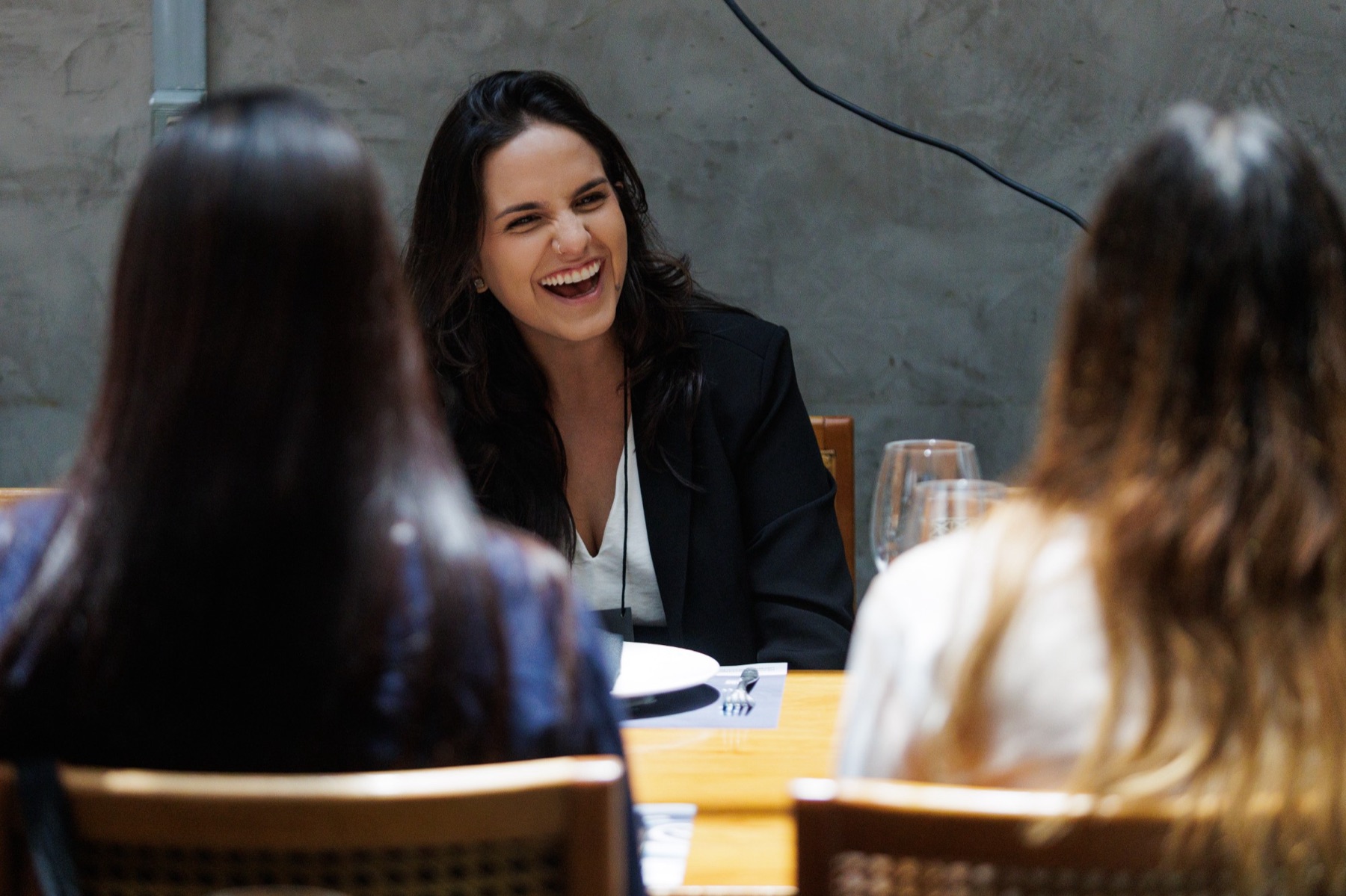 Participante sorrindo durante o jantar