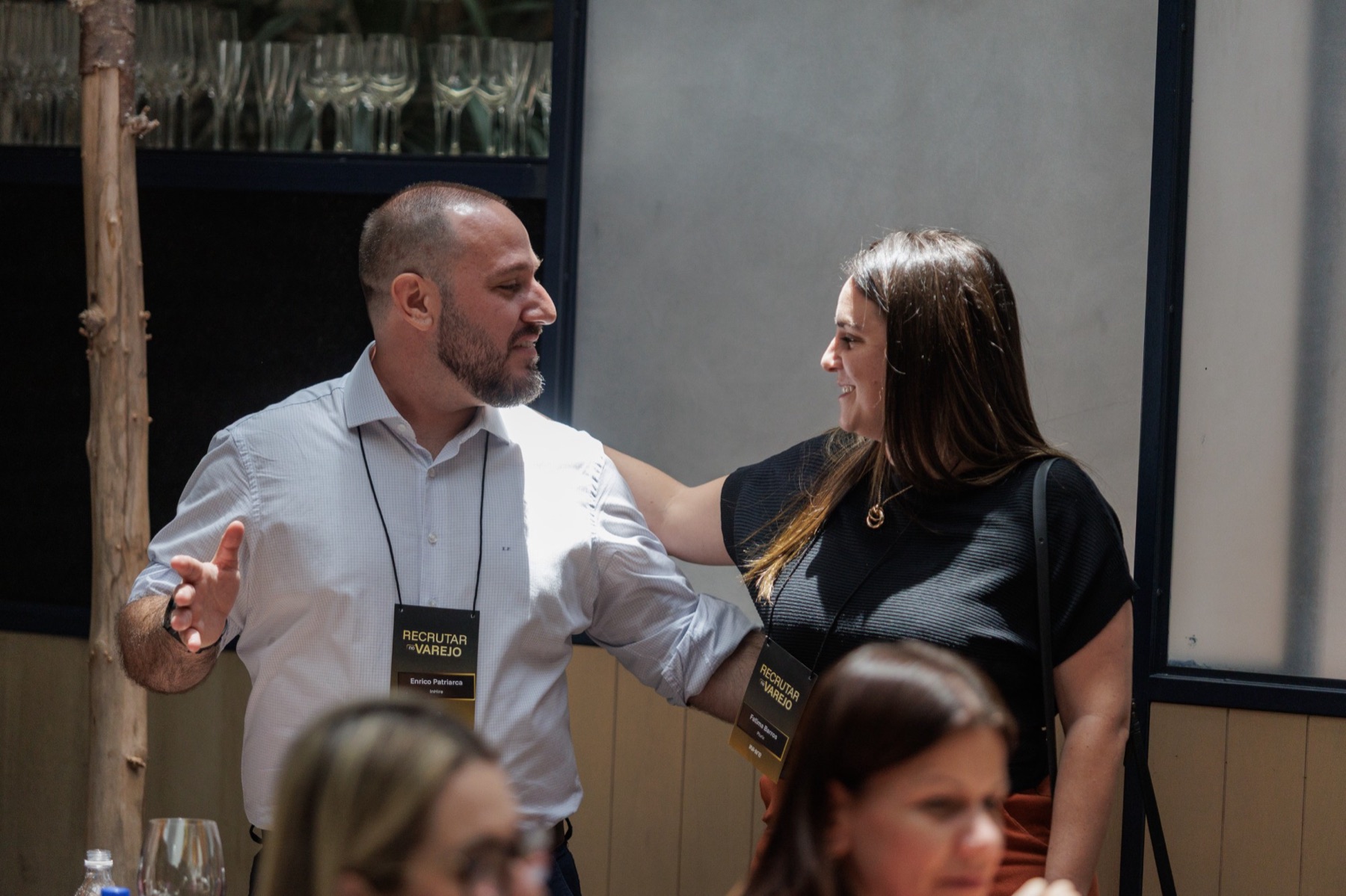 Participantes conversando durante o networking